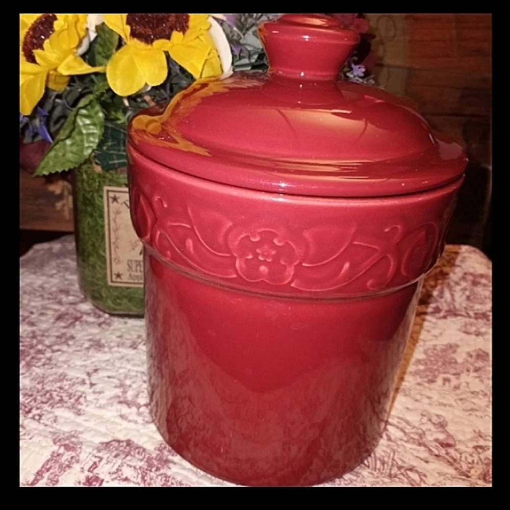 VINTAGE GRANDMAS OLD GLAZED CERAMIC COOKIE JAR🍪 WITH ENGRAVED FLORAL PATTERN